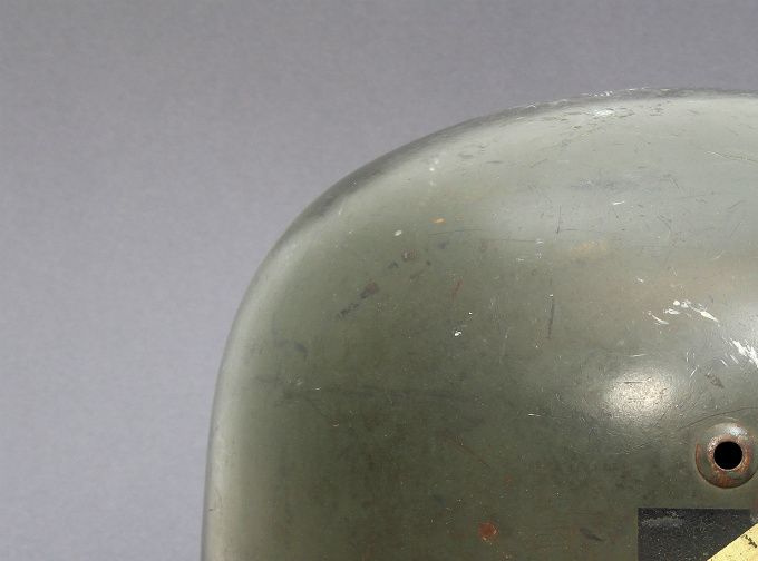 M35, sett fra høyre side. Det som preger denne side er nasjonalskjoldet eller trikoloren som er i svart, hvitt og rødt. Det tyske nasjonalflagget så slik ut fram til 1945. Ventilhull og nagle som på venstre side. Hvis man legger merke til ventilhullet er ventilen en separat del som er presset inn i en åpning i hjelmskallet under produksjon. Naglehodene er gjerne laget i aluminium eller messing dekket av maling.
Nasjonalskjoldet ble som regel fjernet i 1940 etter et Wehrmacht direktiv der det ble befalt at det prangende skjoldet måtte fjernes på grunn av kamuflasjehensyn til de stridende styrker.