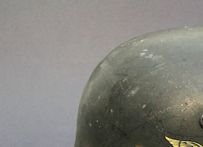 M40 ble produsert fra ca 1940 til ca 1942 og her ser vi at ventilhullet skiller seg ut fra den forrige hjelmtypen. Ventilhullet er stanset ut av selve hjelmskallet. Hjelmen på bildet er en Q64 og har en ørn som sprer sine vinger ut i flukt. Dette er en Luftwaffe (luftvåpenet) hjelm. M40 hjelmen beholdt bare en dekal på venstre side. Et Wehrmacht direktiv som kom i mars 1940 bestemte at man skulle gå bort i fra nasjonalskjoldet på høyre side. Fra nå av ble de tyske hjelmene bare utstyrt med en dekal og i tillegg ble malingsfargene byttet ut fra skinnende til matte farger. Hjelmen vist på bildet har Luftwaffes mellomblå maling.