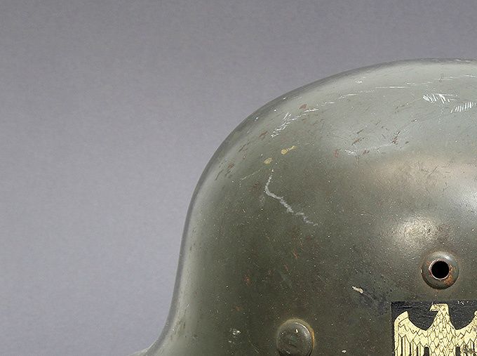 Modell 35 (M35), ble produsert fra 1935 til 1940 og har gjerne en skinnende maling som varierer fra lysegrønn til grågrønn som hjelmen på bildet. Fellesbetegnelsen på disse malingstypene er 