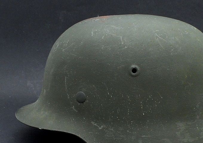 M42 ble produsert fra 1942 fram til krigens slutt. Nå ble produksjonen mer forenklet fordi man trengte flere hjelmer og tillegg få de raskere ut til fronten. Det utstansede ventilhullet ble beholdt, men den innbrettede kanten (falsen) gikk man bort i fra. Her ser man langs hele kanten en utbrettet skarp kant. Naglene er av stål som på M40.