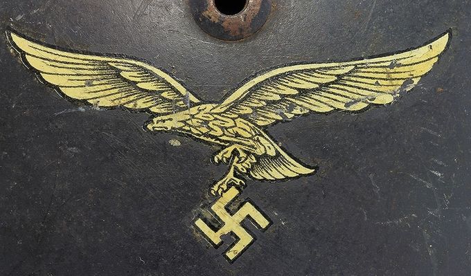 Luftwaffe dekal på en NS M35. Legg merke til kloa som holder hakekorset. Kloa mere 
