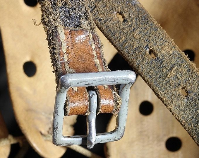 Malt stålspenne på en M42. Legg merke til de ovale spennehullene på den lengste delen.