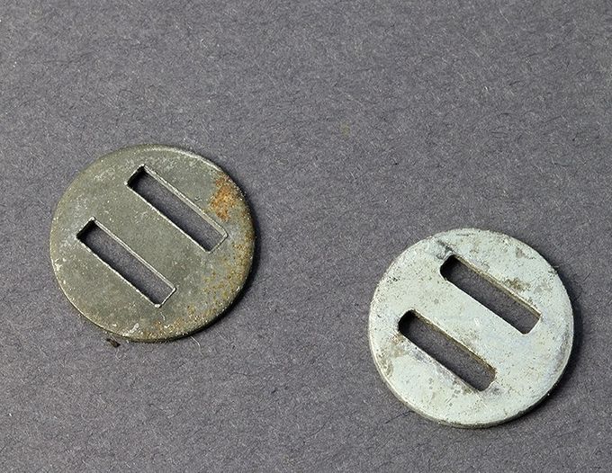 To låseskiver med spalter. Til venstre en stålskive og til høyre en aluminiumsskive. 