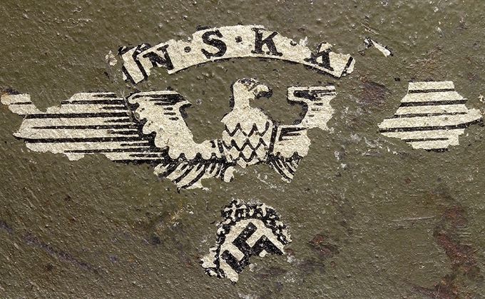 N.S.K.K. (Nationalsozialistisches Kraftfahrkorps) dekal på en M42. Disse dekalene flasser ofte av hjelmer på grunn av dårlig kvalitet eller mangelfull bruk av lakk. 