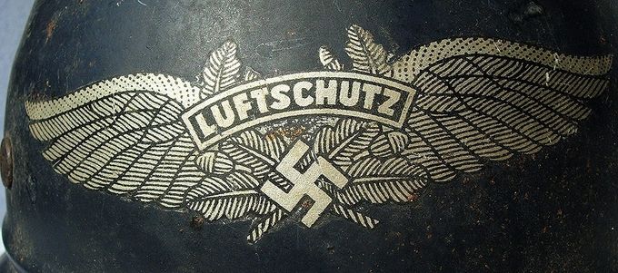 Luftschutz dekal  på en gladiatorhjelm av den tredelte typen.