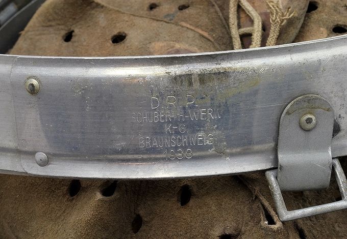 Merkinger på et aluminiumsbånd datert 1938. 