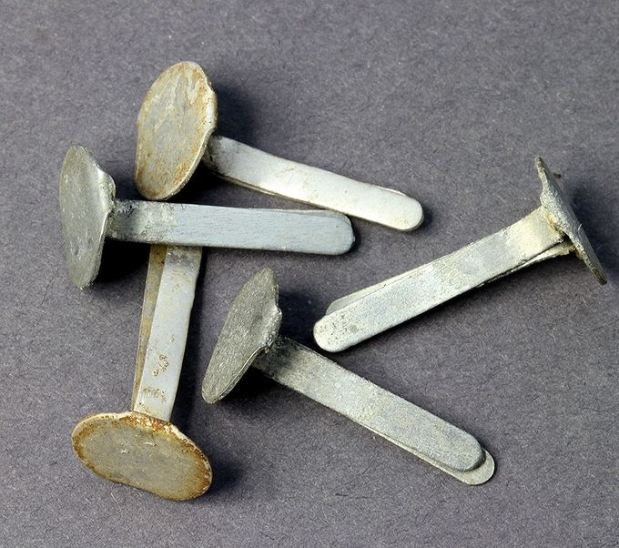 Små nagler som fester læret til metallbåndet. På bildet er det både aluminiumsnagler og sinkbelagte stålnagler. 