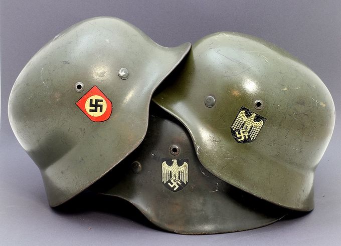 Tre M35 hjelmer med blank feldgrau maling som viser den store variasjonen i farge innen betegnelsen feldgrau. Til venstre en ET Polizei hjelm , i midten en NS hjelm og til høyre en NS hjelm.