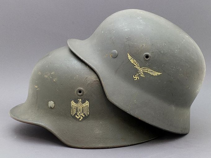 To M40 Quist hjelmer med matt maling med tekstur. Legg merke til forskjellen i malingsfarge mellom Heer og Luftwaffe.