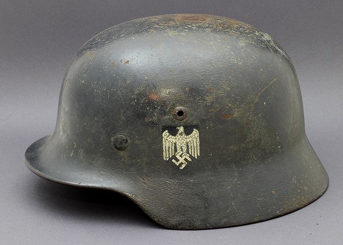 M35 ET66 malt om i en dypblå farge. Flesteparten av disse hjelmene med denne dypblå fargen er Luftwaffe hjelmer. Dekalen har blitt malt rundt.
