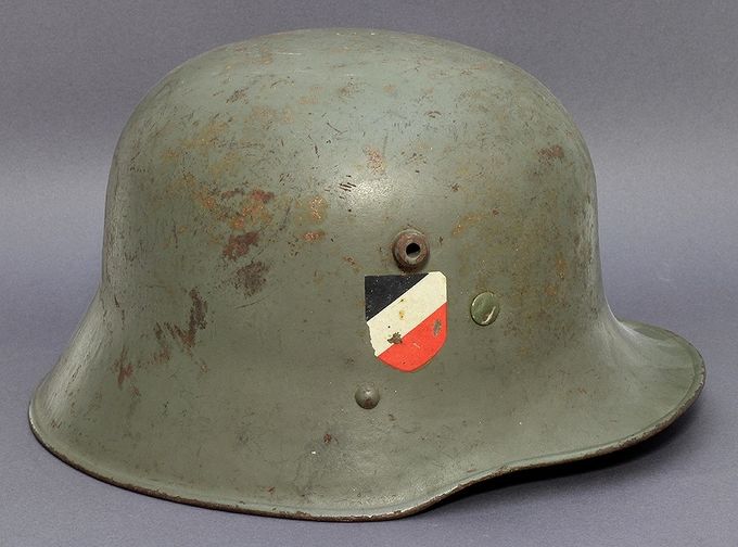 Høyre side av M17 østerrikske hjelmen vist over.